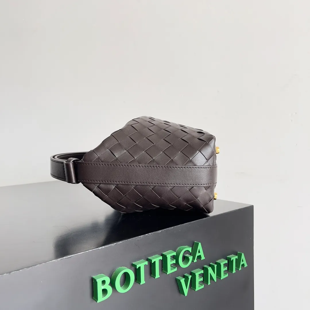 Batch 1360 It is predicted that BV Bottega’s lunch bag will be popular again this year. The entire bag is made of top nappa lambskin, which is very soft and lightweight. It also uses the intrecciato weaving process that the two founders spent several months developing from the beginning of the brand. It is completely hand-woven by Italian craftsmen. It perfectly reflects the craftsmanship of Bottega. The entire bag shape is also a very practical and popular lunch box bag type. The slightly curved arc of the bag mouth can also better fit our wrists. Style number: 754443 Size: 22*13*9